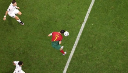 开云官网-进球算谁的？B费无意的伟大进球！C罗最好的没顶到？