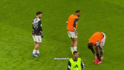 开云在线-巴西基因觉醒！库尼亚赛前热身展示安东尼“圆规”转圈，看呆B费